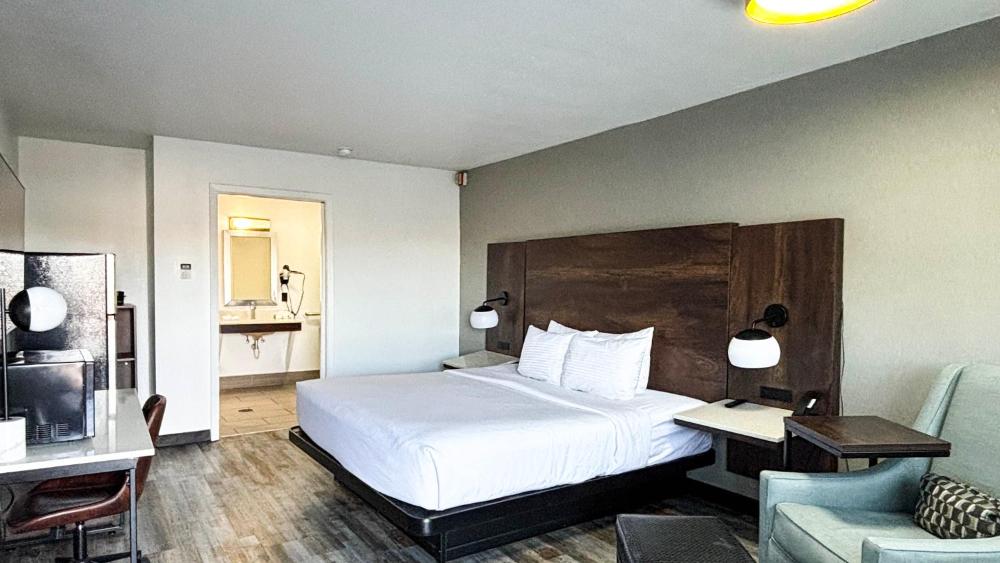 King Room with Roll-In Shower - Disability Access interior